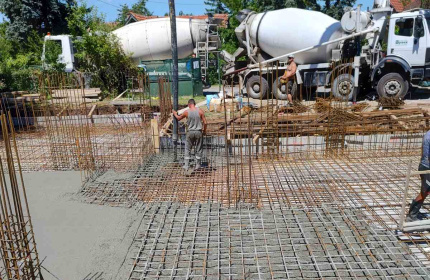 Полагане на армировка и изливане на бетон (снимка)